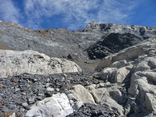 Quartz doting the rock like snow